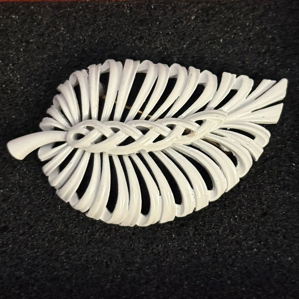Vintage Monet White‎ Enamel Leaf Brooch 60s-70s Openwork Design